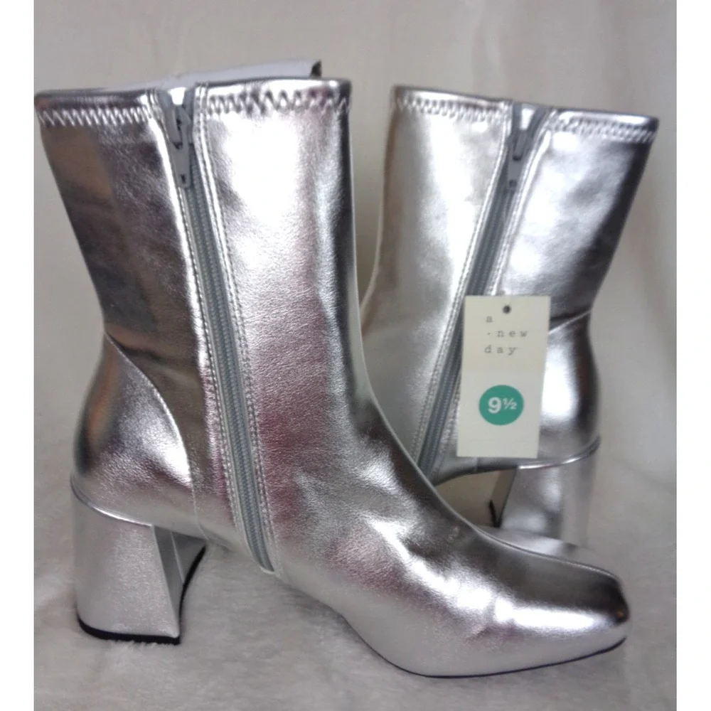 A New‎ Day Women's Pippa Stretch High Shaft Boots Size 9.5 Metallic Silver